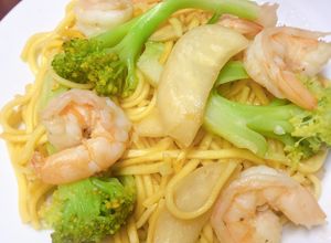 Hình của món Mì xào tôm nấm.