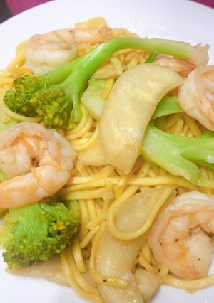 Hình của món Mì xào tôm nấm.
