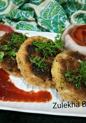 A picture of Upma and peas kabab.