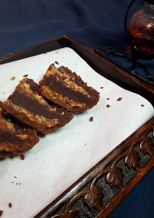 कैरेमल वॉलनट चॉकलेट टार्ट(Caramel Walnut Chocolate Tart recipe in Hindi) रेसिपी मुख्य फोटो