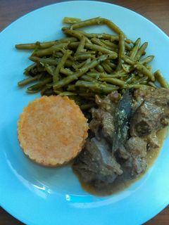 Una foto de Blanquette de ternera con salteado de judías verdes y puré de chirivías y zanahorias