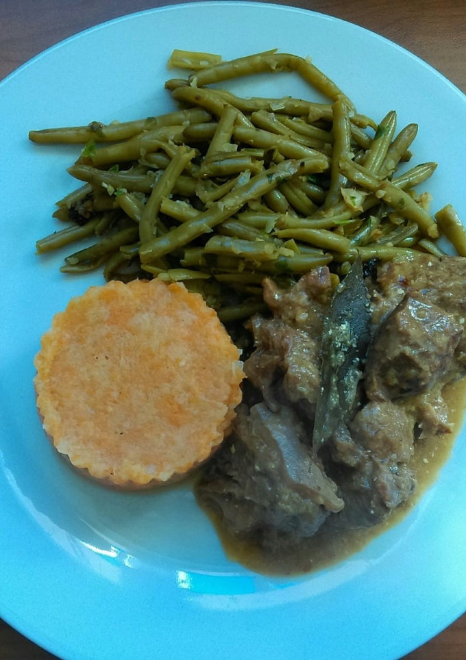 Una foto de Blanquette de ternera con salteado de judías verdes y puré de chirivías y zanahorias