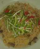 Arroz a la valenciana con carne y acompañado con ensalada