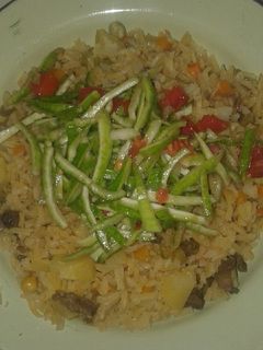 Una foto de Arroz a la valenciana con carne y acompañado con ensalada