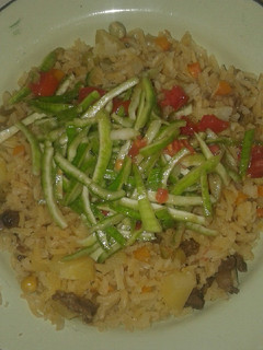 Una foto de Arroz a la valenciana con carne y acompañado con ensalada