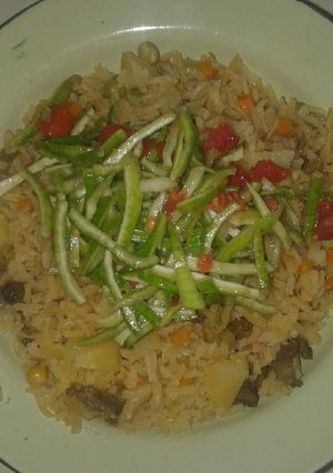 Una foto de Arroz a la valenciana con carne y acompañado con ensalada
