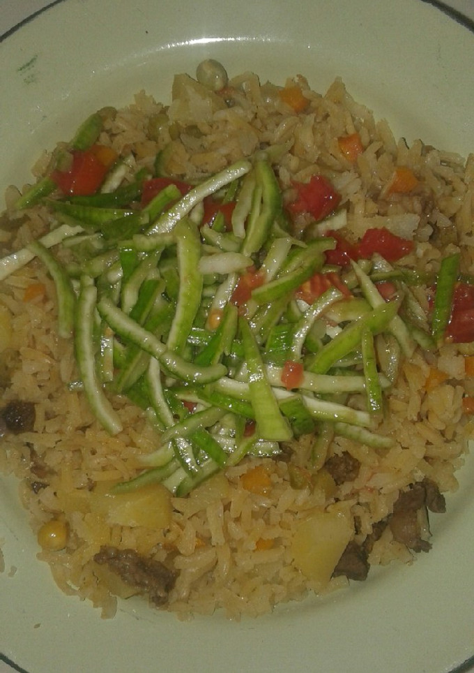 Una foto de Arroz a la valenciana con carne y acompañado con ensalada