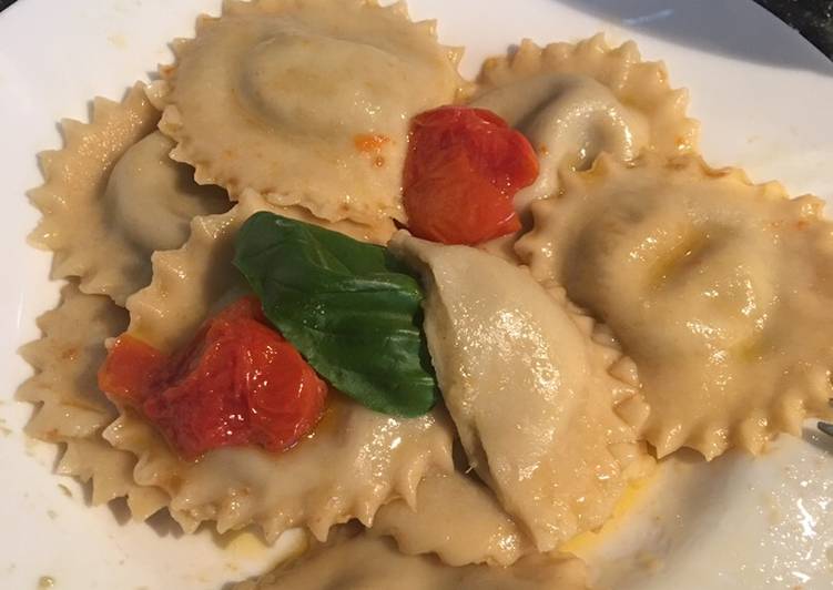 Ravioli ai carciofi e pecorino con pomodorini