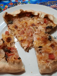 Una foto de Tarta caprese (ya que están lindos los tomates)