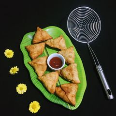 Crispy Potato Cauliflower Samosa / Aloo Gobi Samosa A picture of Crispy Potato Cauliflower Samosa / Aloo Gobi Samosa.