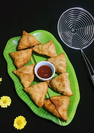 A picture of Crispy Potato Cauliflower Samosa / Aloo Gobi Samosa.