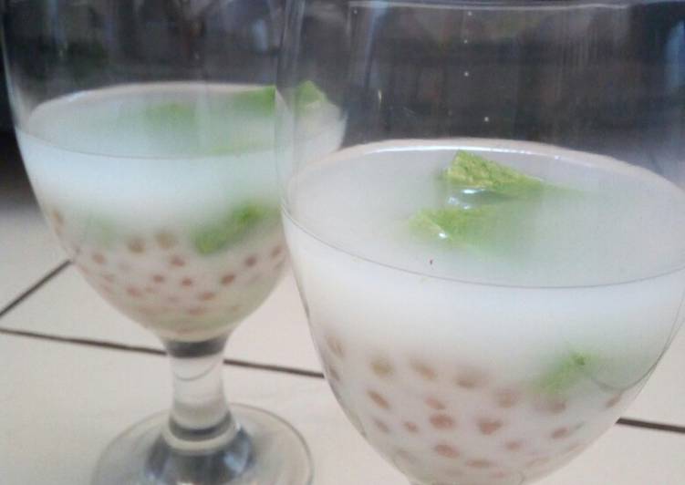 Es puding daun kelor mutiara