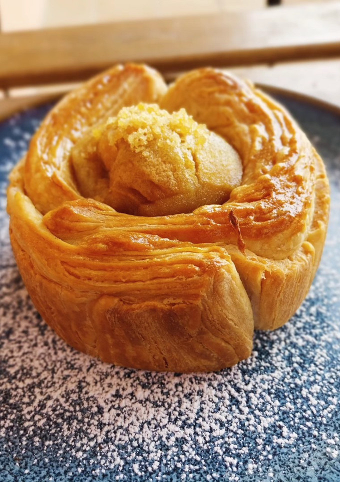 Una foto de Tarta "Tatin" individual con hojaldre casero