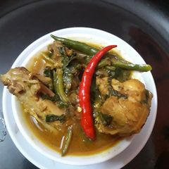 A picture of Boiled chicken with spinach.