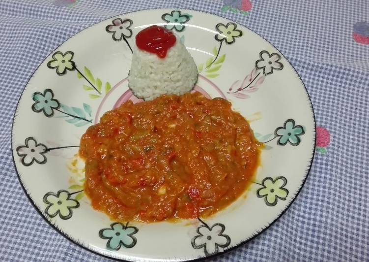 Pisto con arroz a la cubana aromatizado con orégano. Thermomix