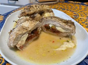 Une photo de Filets de poulet farcis tomate et gouda