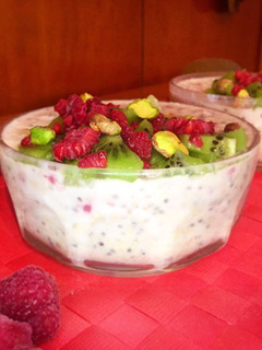 Una foto de Porridge frío de kiwi y frambuesa con pistachos