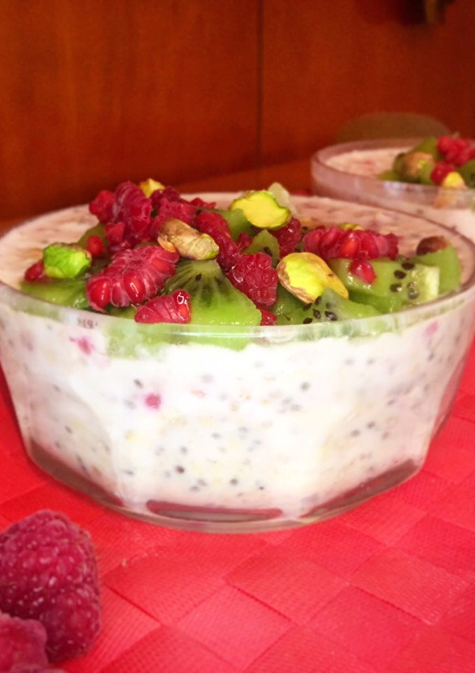 Una foto de Porridge frío de kiwi y frambuesa con pistachos