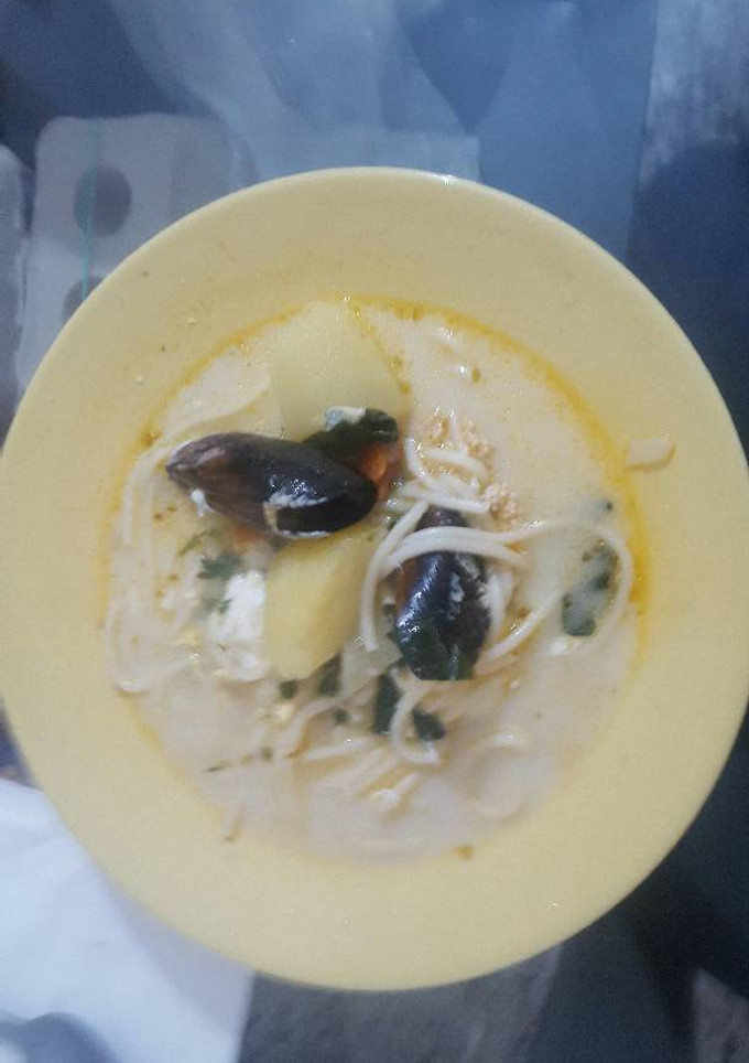 Una foto de Sopa de mejillones y cau- cau