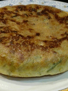 Una foto de Tortilla de patatas cebolla y espárragos trigueros