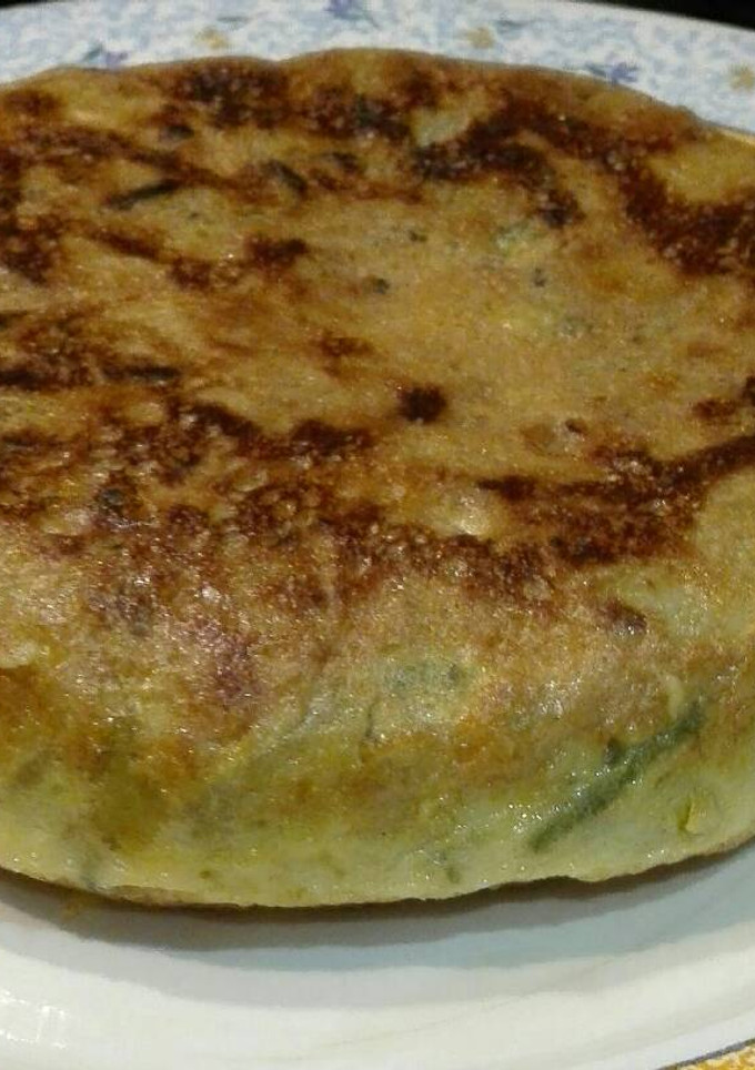 Una foto de Tortilla de patatas cebolla y espárragos trigueros