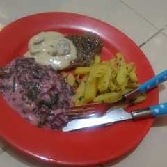 A picture of Steak sapi saus jamur.