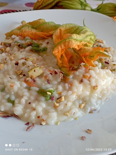 Foto di Risotto con fiori di zucca, Philadelphia e granella di pistacchi