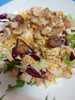 Una foto de Ensalada de pollo con queso