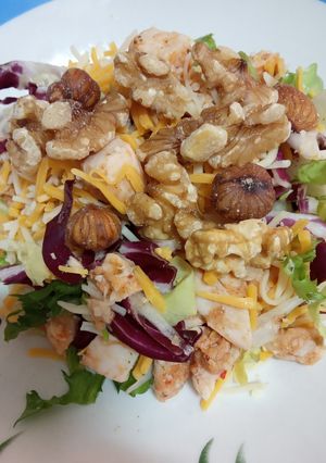 Una foto de Ensalada de pollo con queso
