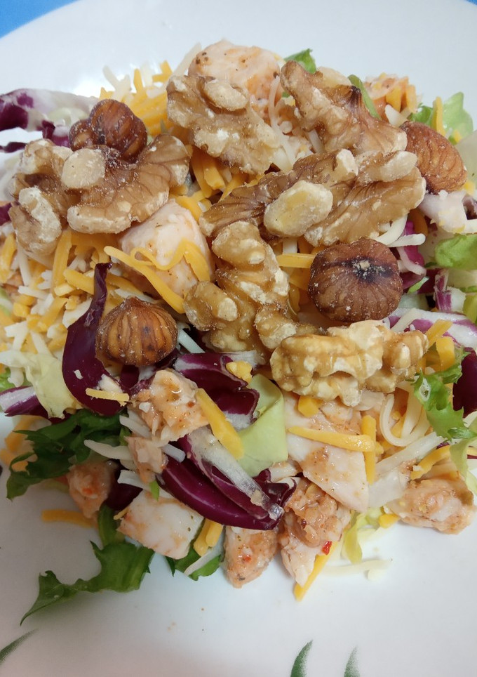 Una foto de Ensalada de pollo con queso