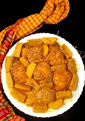 কাঁচা কলা ও আলু দিয়ে রুই মাছের ঝোল রেসিপির প্রধান ছবি
