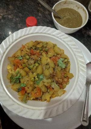 लौकी,मटर की सब्जी (louki matar ki sabji recipe in Hindi) रेसिपी मुख्य फोटो