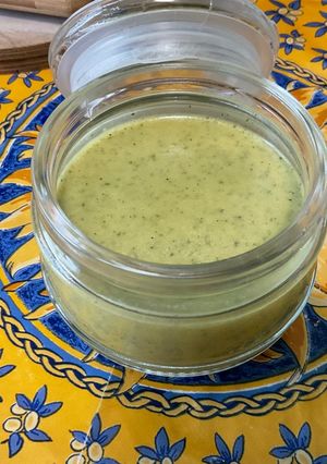 Une photo de Sauce salade à la moutarde, prune, melfor et herbes