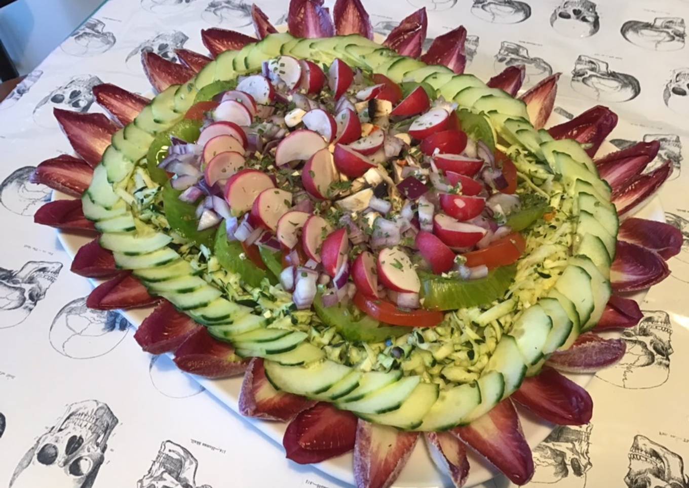 Salade composée multicolore (céleri,tomates,courgette,oignon,radis,concombre,champignons,endives)