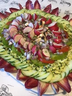 Une photo de Salade composée multicolore (céleri,tomates,courgette,oignon,radis,concombre,champignons,endives)
