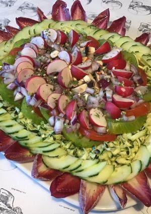 Une photo de Salade composée multicolore (céleri,tomates,courgette,oignon,radis,concombre,champignons,endives)
