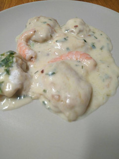 Una foto de Cocochas con bechamel y langostinos