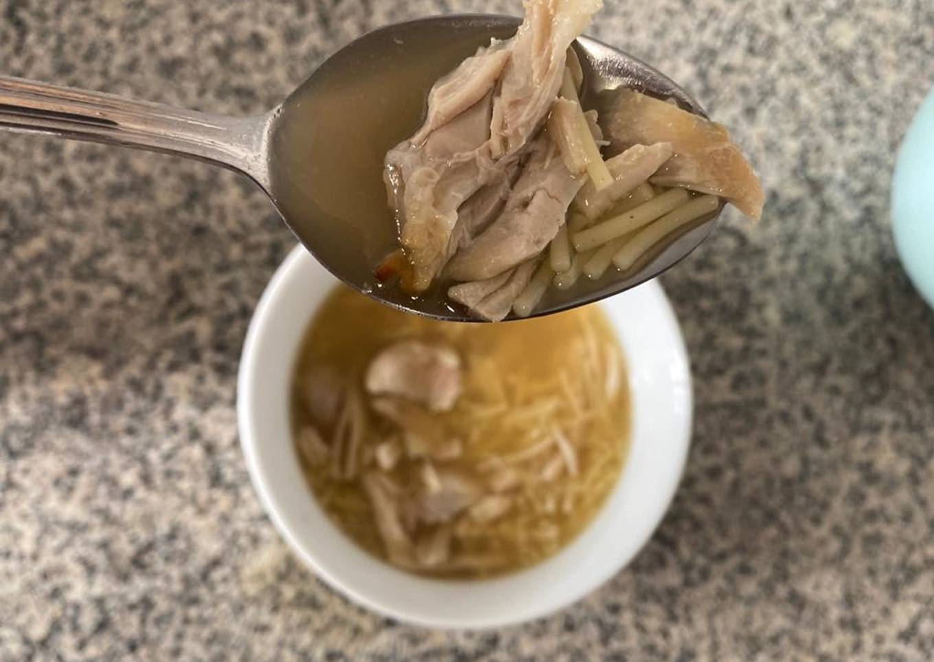 Sopa de pollo y fideos con lo que tenía en casa 🏠