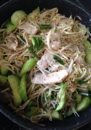 Hình của món Giá đỗ xào mướp - thịt thăn.