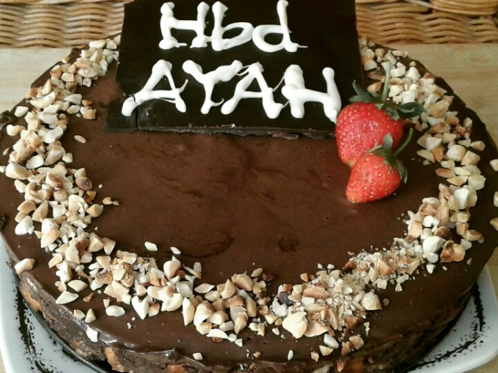 Langkah Mudah untuk Menyiapkan Resep  Birthday Cake Si Ayah ( No Bake Chocolate Biscuit Cake) yang Bikin Ngiler, Lezat