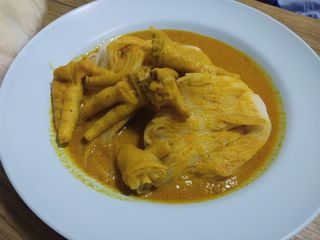 ขนมจีนน้ำยาไก่ แกงใต้