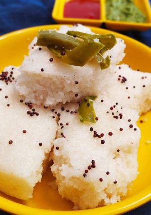 A picture of Rava dhokla.