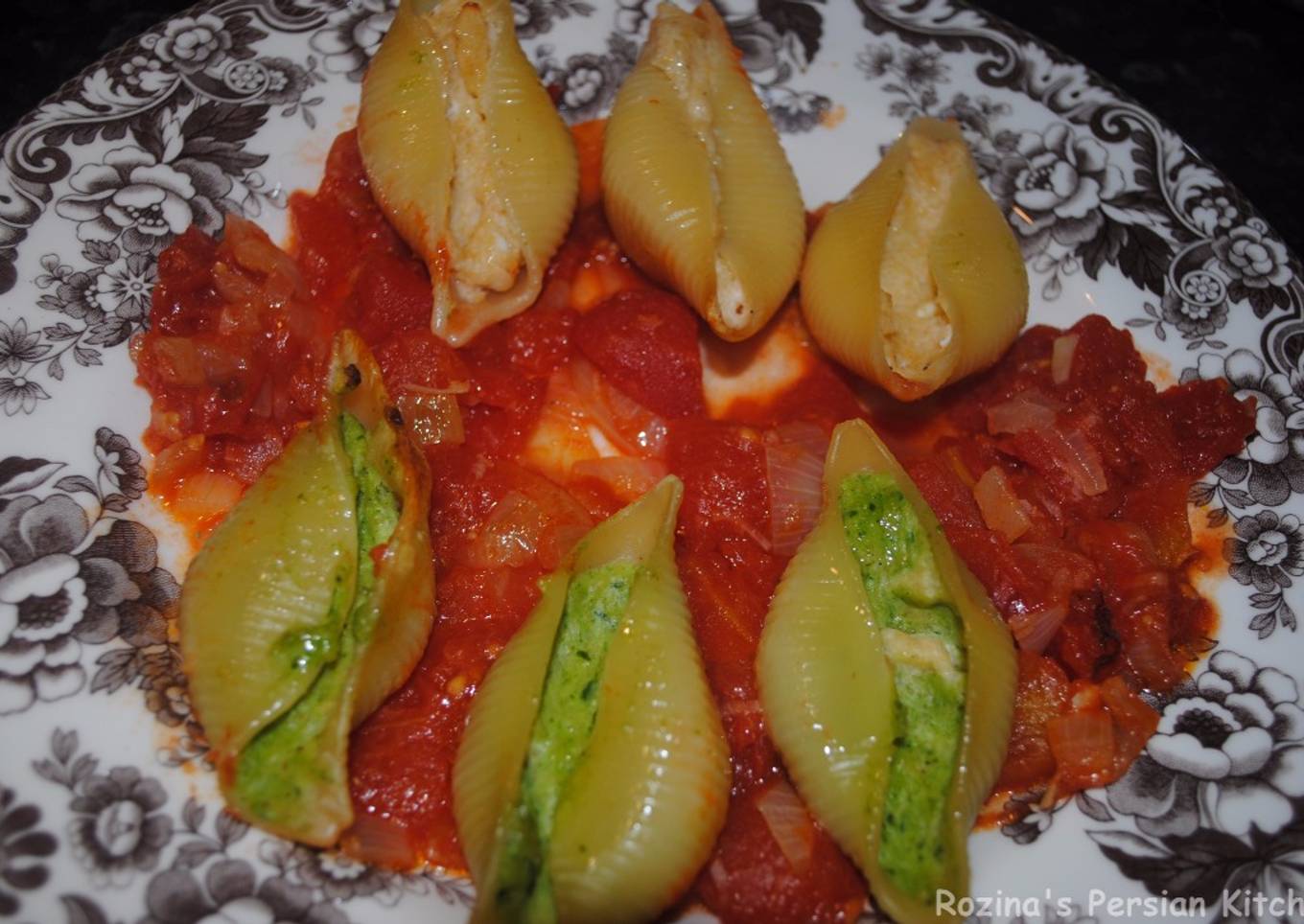 Stuffed pasta shells with cheese and spinach