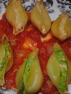 A picture of Stuffed pasta shells with cheese and spinach.