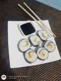 Sushi casero de salmón con arroz carnaroli