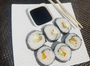 Una foto de Sushi casero de salmón con arroz carnaroli