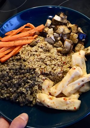 Une photo de Quinoa - lentilles - halloumi - carottes et aubergines style poke bowl