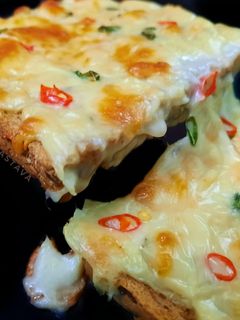 चिल्ली गार्लिक चीज़ टोस्ट (chilli garlic cheese Toast recipe in Hindi) रेसिपी मुख्य फोटो