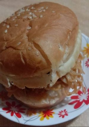 A picture of Maggi burger.