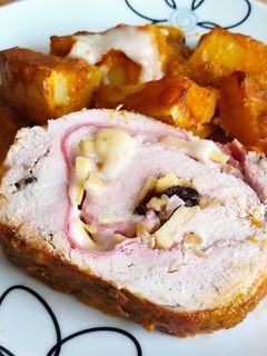 Una foto de Redondo de pavo con manzana, ciruelas y nueces